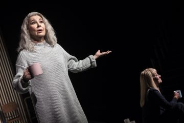 Helsingin Kaupunginteatteri – Lapset – Kuvassa Aino Seppo ja Jaana Saarinen – Kuva Uupi Tirronen