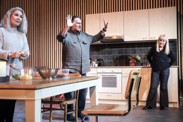 Helsingin Kaupunginteatteri – Lapset – Kuvassa Aino Seppo,  Jukka-Pekka Palo ja Jaana Saarinen – Kuva Uupi Tirronen