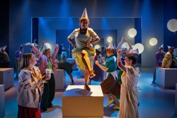 Helsingin Kaupunginteatteri – Niin kuin taivaassa – Kuvassa  Lumi Aunio, Inka Tiitinen, Sinikka Sokka, Tiina Peltonen, Sofia Hilli ja Emilia Nyman – Kuva Otto-Ville Väätäinen