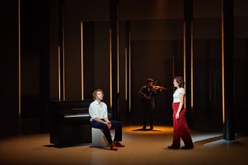 Helsingin Kaupunginteatteri – Niin kuin taivaassa –Kuvassa Tuukka Leppänen, Miska Lundberg ja Oona Airola – Kuva Otto-Ville Väätäinen