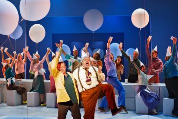 Helsingin Kaupunginteatteri – Niin kuin taivaassa –Kuvassa   edessä Puntti Valtonen ja Tuomas Uusitalo – Kuva Otto-Ville Väätäine