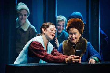 Helsingin Kaupunginteatteri – Niin kuin taivaassa – Kuvassa  Oona Airola ja Sinikka Sokka – Kuva Otto-Ville Väätäinen