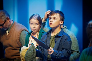 Helsingin Kaupunginteatteri – Niin kuin taivaassa – Kuvassa  Lotta Portin ja Marona Awdishou – Kuva Otto-Ville Väätäinen