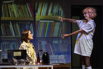 Helsingin Kaupunginteatteri – Paahtimo – Kuvassa Vappu Nalbantoglu ja Sanna-June Hyde – Kuva Robert Seger