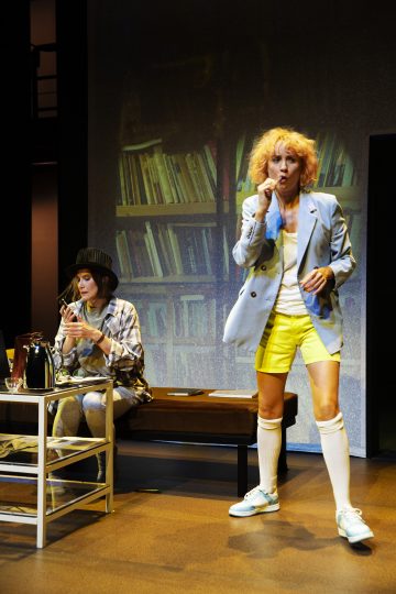 Helsingin Kaupunginteatteri – Paahtimo – Kuvassa Vappu Nalbantoglu ja Sanna-June Hyde – Kuva Robert Seger