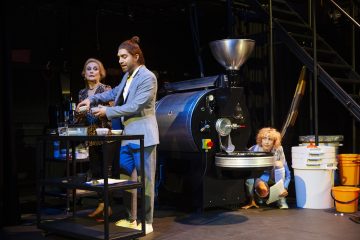 Helsingin Kaupunginteatteri – Paahtimo – Kuvassa Leena Rapola, Jarkko Niemi ja Sanna-June Hyde – Kuva Robert Seger