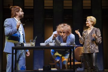 Helsingin Kaupunginteatteri – Paahtimo – Kuvassa Jarkko Niemi, Sanna-June Hyde ja Leena Rapola – Kuva Robert Seger