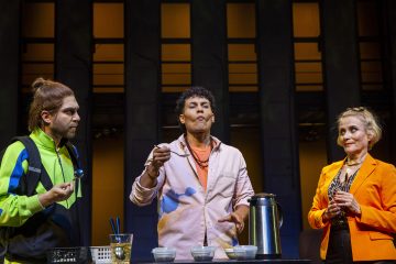 Helsingin Kaupunginteatteri – Paahtimo – Kuvassa Jarkko Niemi, Jasir Osman ja Leena Rapola – Kuva Robert Seger