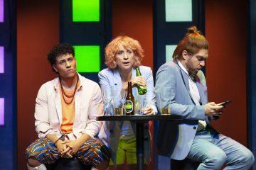 Helsingin Kaupunginteatteri – Paahtimo – Kuvassa Jasir Osman, Sanna-June Hyde ja Jarkko Niemi – Kuva Robert Seger