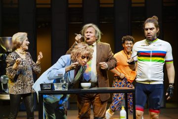 Helsingin Kaupunginteatteri – Paahtimo – Kuvassa Leena Rapola, Sanna-June Hyde, Pertti Koivula, Jasir Osman ja Jarkko Niemi – Kuva Robert Seger