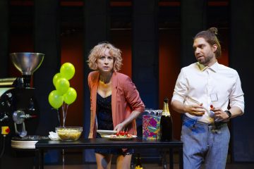 Helsingin Kaupunginteatteri – Paahtimo – Kuvassa Sanna-June Hyde ja Jarkko Niemi – Kuva Robert Seger