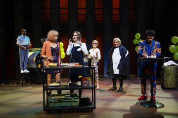 Helsingin Kaupunginteatteri – Paahtimo – Kuvassa Jarkko Niemi, Sanna-June Hyde, Vappu Nalbantoglu, Leena Rapola, Pertti Koivula ja Jasir Osman – Kuva Robert Seger