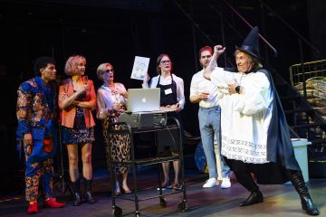 Helsingin Kaupunginteatteri – Paahtimo – Kuvassa Jasir Osman, Sanna-June Hyde, Leena Rapola, Vappu Nalbantoglu, Jarkko Niemi ja Pertti Koivula – Kuva Robert Seger