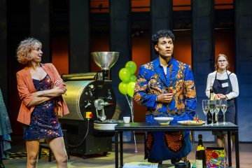 Helsingin Kaupunginteatteri – Paahtimo – Kuvassa Sanna-June Hyde,  Jasir Osman ja Vappu Nalbantoglu – Kuva Robert Sege