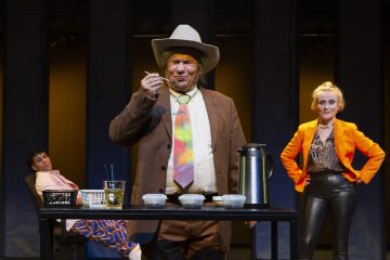 Helsingin Kaupunginteatteri – Paahtimo – Kuvassa Jasir Osman, Pertti Koivula ja Leena Rapola – Kuva Robert Seger