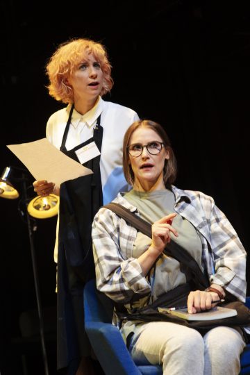 Helsingin Kaupunginteatteri – Paahtimo – Kuvassa Sanna-June Hyde ja Vappu Nalbantoglu – Kuva Robert Seger