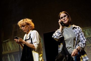 Helsingin Kaupunginteatteri – Paahtimo – Kuvassa Sanna-June Hyde ja Vappu Nalbantoglu – Kuva Robert Seger