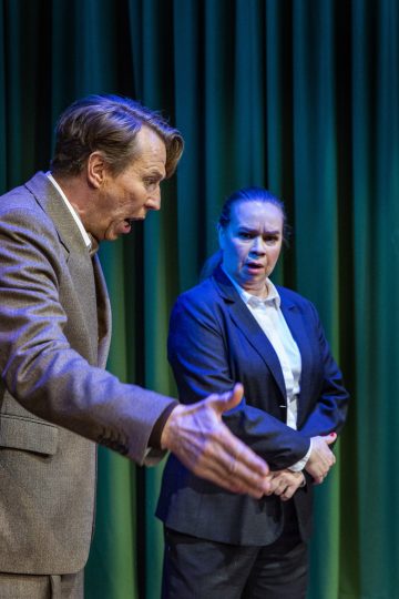 Helsingin Kaupunginteateri – Turvamies – Kuvassa Martti Suosalo ja Katja Küttner – Kuva Robert Seger