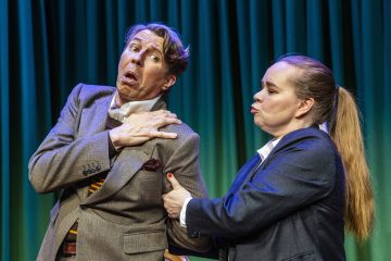 Helsingin Kaupunginteateri – Turvamies – Kuvassa Martti Suosalo ja Katja Küttner – Kuva Robert Seger