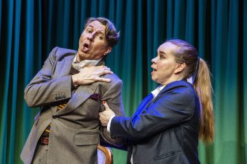 Helsingin Kaupunginteateri – Turvamies – Kuvassa Martti Suosalo ja Katja Küttner – Kuva Robert Seger