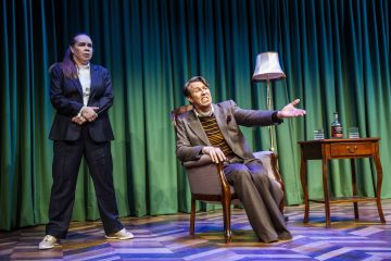 Helsingin Kaupunginteateri – Turvamies – Kuvassa Katja Küttner ja Martti Suosalo – Kuva Robert Seger