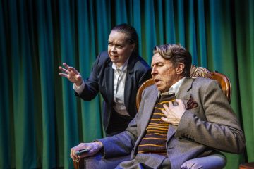 Helsingin Kaupunginteateri – Turvamies – Kuvassa Katja Küttner ja Martti Suosalo – Kuva Robert Seger