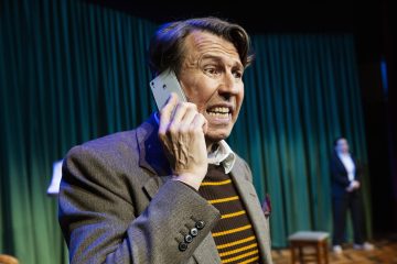 Helsingin Kaupunginteateri – Turvamies – Kuvassa Martti Suosalo – Kuva Robert Seger