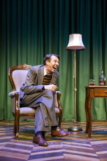 Helsingin Kaupunginteateri – Turvamies – Kuvassa Martti Suosalo – Kuva Robert Seger