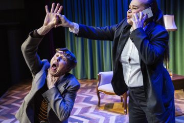 Helsingin Kaupunginteateri – Turvamies – Kuvassa Martti Suosalo ja Katja Küttner – Kuva Robert Seger