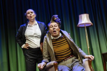 Helsingin Kaupunginteateri – Turvamies – Kuvassa Katja Küttner ja Martti Suosalo – Kuva Robert Seger