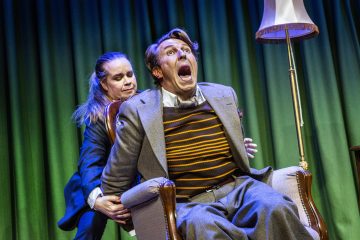 Helsingin Kaupunginteateri – Turvamies – Kuvassa Martti Suosalo ja Katja Küttner – Kuva Robert Seger