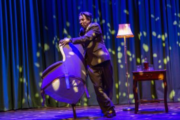 Helsingin Kaupunginteateri – Turvamies – Kuvassa Martti Suosalo – Kuva Robert Seger