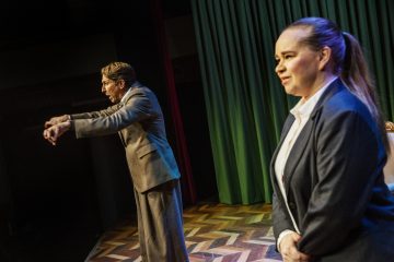 Helsingin Kaupunginteateri – Turvamies – Kuvassa Martti Suosalo ja Katja Küttner – Kuva Robert Seger