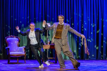 Helsingin Kaupunginteateri – Turvamies – Kuvassa Katja Küttner ja Martti Suosalo – Kuva Robert Seger