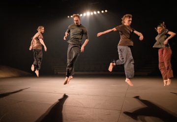 Helsingin Kaupunginteatteri – Gravity – Kuvassa Oskari Turpeinen, Jyrki Kasper,  Justus Pienmunne, Sanni Giordani – Kuva Petra Tiihonen