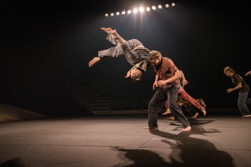 Helsingin Kaupunginteatteri – Gravity – Kuvassa Kalle Lähde, Oskari Turpeinen – Kuva Petra Tiihonen