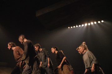 Helsingin Kaupunginteatteri – Gravity – Kuvassa Oskari Turpeinen, Kalle Lähde,  Jyrki Kasper, Anni Koskinen, Justus Pienmunne,  Heidi Naakka – Kuva Petra Tiihonen