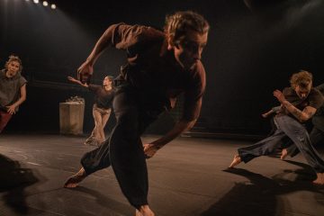 Helsingin Kaupunginteatteri – Gravity – Kuvassa Sanni Giordani, Anni Koskinen, Oskari Turpeinen, Heidi Naakka, Justus Pienmunne – Kuva Petra Tiihonen