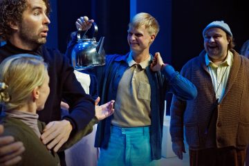 Helsingin Kaupunginteatteri – Niin kuin taivaassa – Kuvassa  Sanna Majuri, Tuukka Leppänen, Paavo Kääriäinen, Tuomas Uusitalo – Kuva Otto-Ville Väätäinen