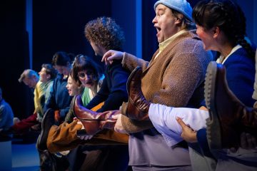 Helsingin Kaupunginteatteri – Niin kuin taivaassa – Kuvassa  Puntti Valtonen, Emilia Nyman, Oona Airola , Sanna Majuri, Anna Victoria Eriksson , Tuukka Leppänen, Tuomas Uusitalo, Raili Raitala – Kuva Otto-Ville Väätäinen