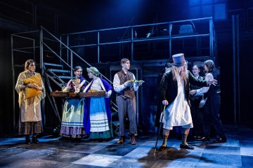 Helsingin Kaupunginteatteri – Saiturin joulu – Kuva Robert Seger