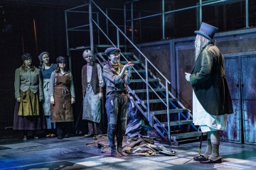 Helsingin Kaupunginteatteri – Saiturin joulu – Kuva Robert Seger