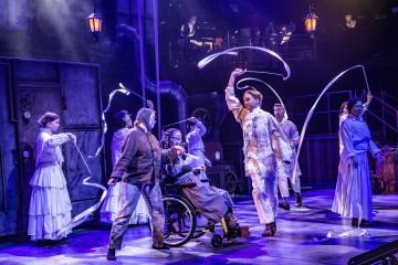 Helsingin Kaupunginteatteri – Saiturin joulu – Kuva Robert Seger