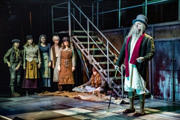 Helsingin Kaupunginteatteri – Saiturin joulu – Kuva Robert Seger