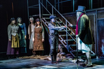 Helsingin Kaupunginteatteri – Saiturin joulu – Kuva Robert Seger