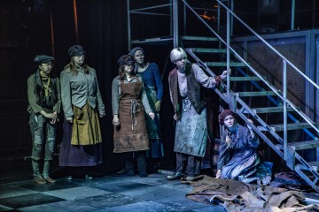 Helsingin Kaupunginteatteri – Saiturin joulu – Kuva Robert Seger