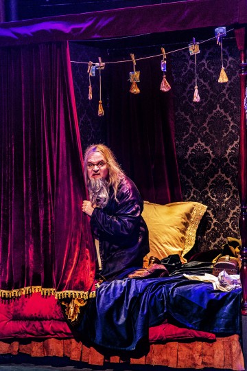 Helsingin Kaupunginteatteri – Saiturin joulu – Kuva Robert Seger / Moment