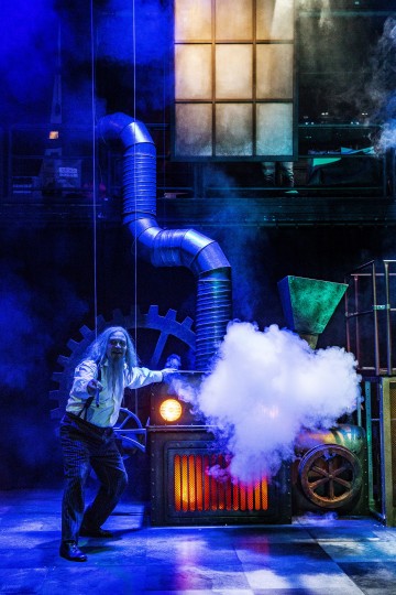 Helsingin Kaupunginteatteri – Saiturin joulu – Kuvassa Eppu Salminen – Kuva Robert Seger / Moment