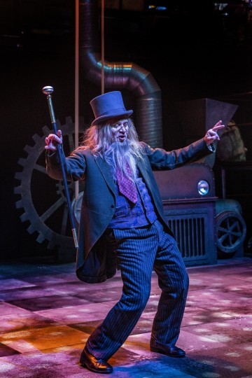 Helsingin Kaupunginteatteri – Saiturin joulu – Kuvassa Eppu Salminen – Kuva Robert Seger / Moment