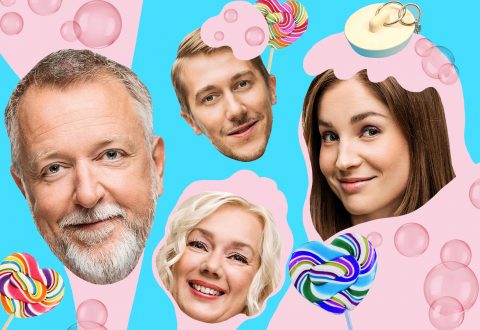 Neljää aikuisten hymyilevää kasvoa ympäröivät värikkäät tikkarit, vaaleanpunaiset kuplat ja keltainen korvakoru, kaikki kirkkaan sinistä ja vaaleanpunaista taustaa vasten, jossa on leikkisiä, omituisia muotoja.